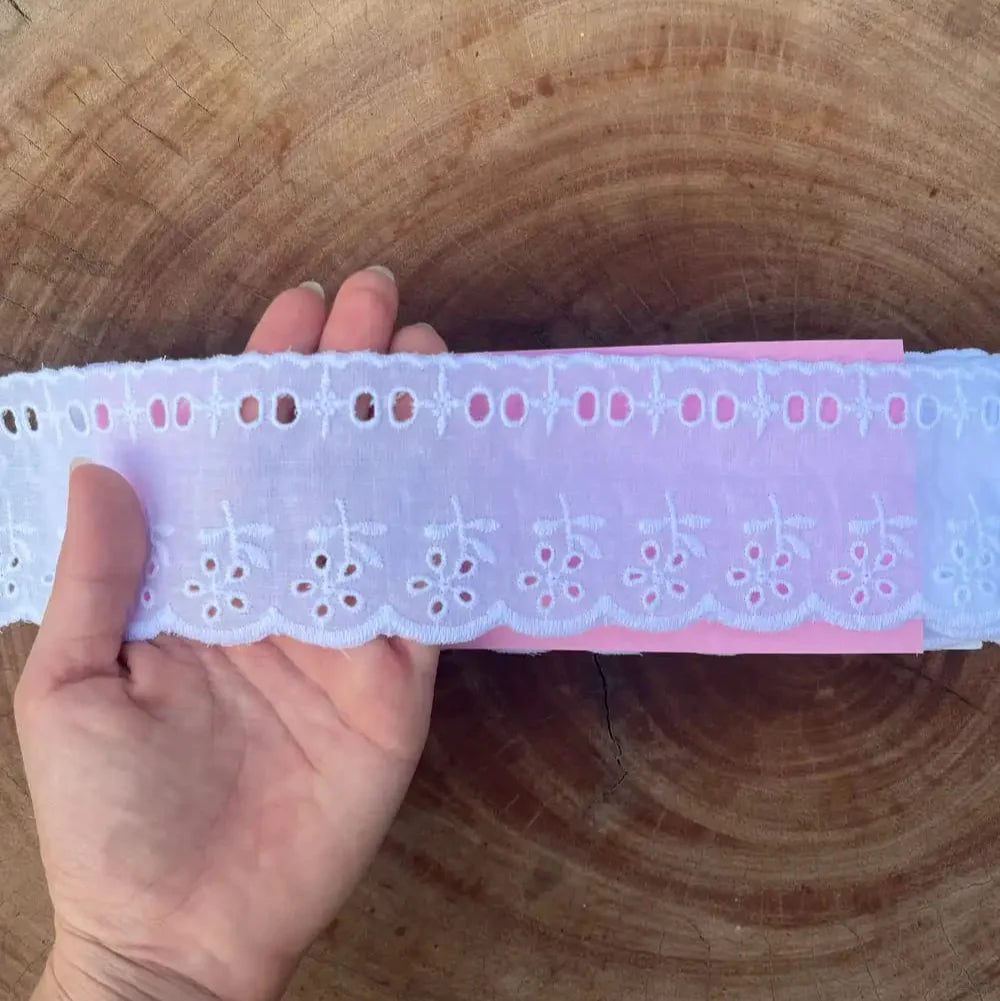 Passa fita de bordado Inglês 100% algodão Branco - Largura: 6,8 centímetros - 13,7 Metros