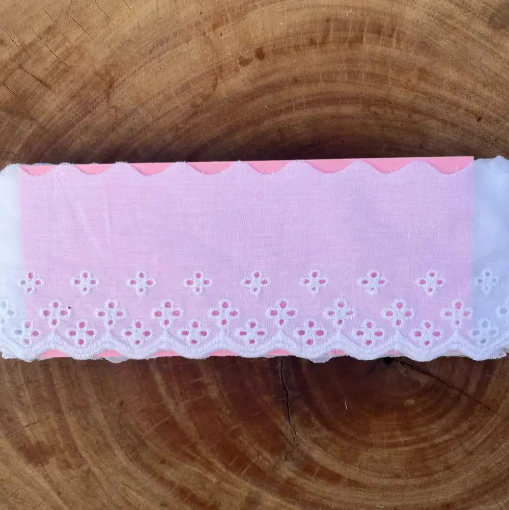 Bordado Inglês 100% algodão Branco - Largura: 8,5 centímetros - 13,7 Metros