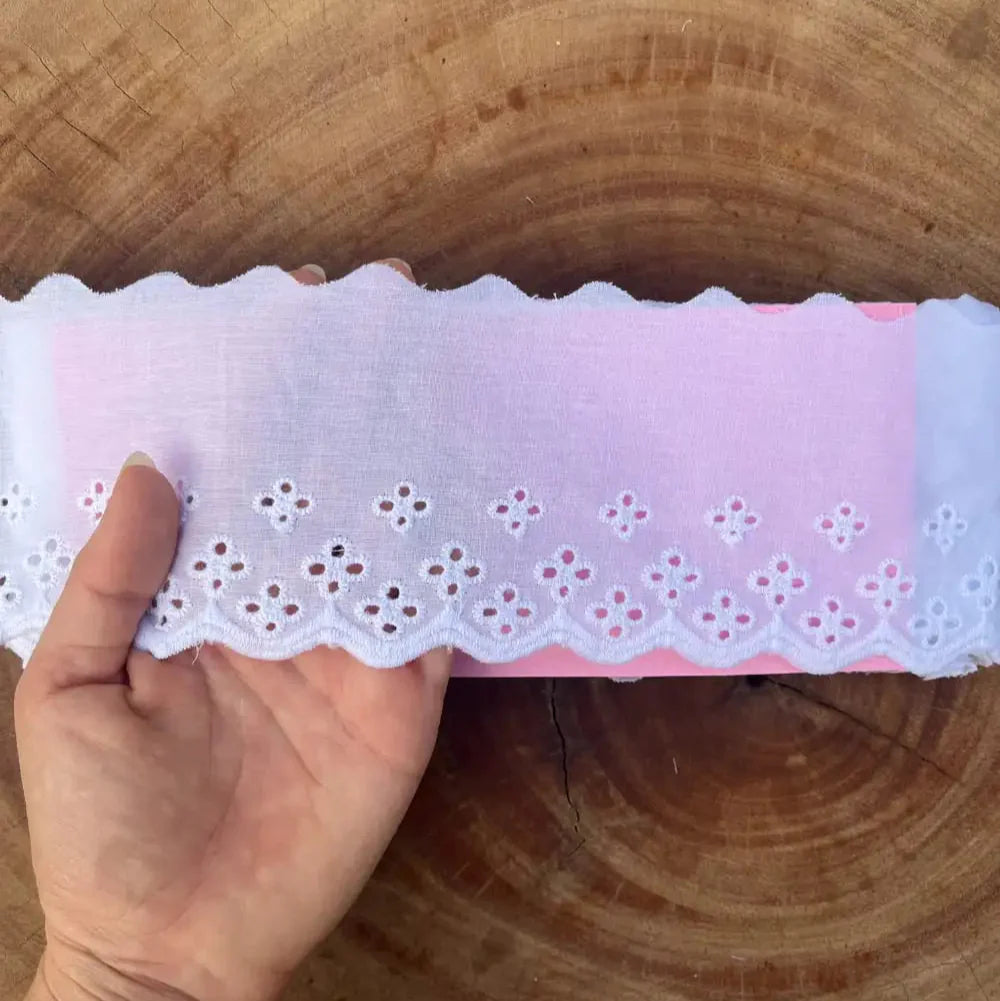 Bordado Inglês 100% algodão Branco - Largura: 8,5 centímetros - 13,7 Metros