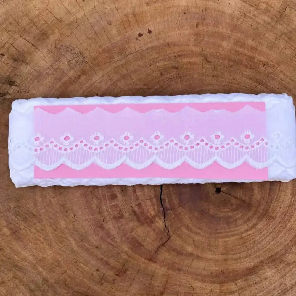 Bordado Inglês 100% algodão Branco - Largura: 6 centímetros - 13,7 Metros