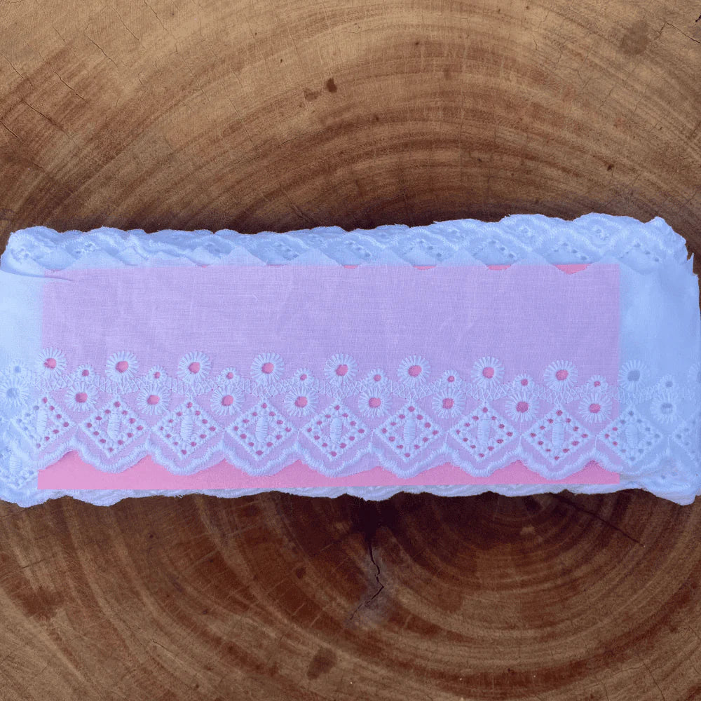 Bordado Inglês 100% algodão Branco - Largura: 7,5 centímetros - 13,7 Metros