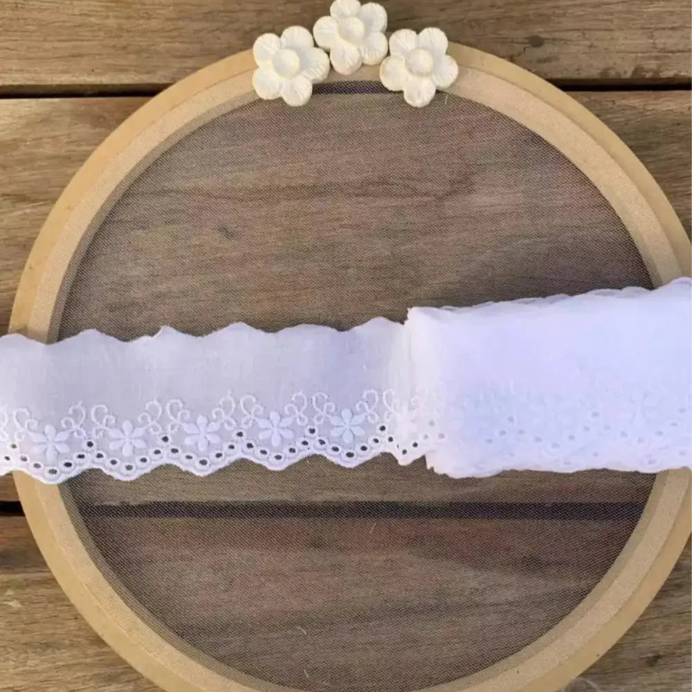 Bordado Inglês 100% algodão Branco - Largura: 5,5 centímetros - 13,7 Metros