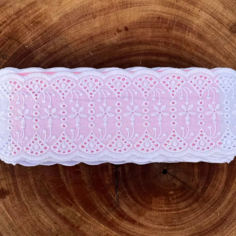 Entremeio de Bordado Inglês 100% algodão Branco - Largura: 9 centímetros - 13,7 Metros