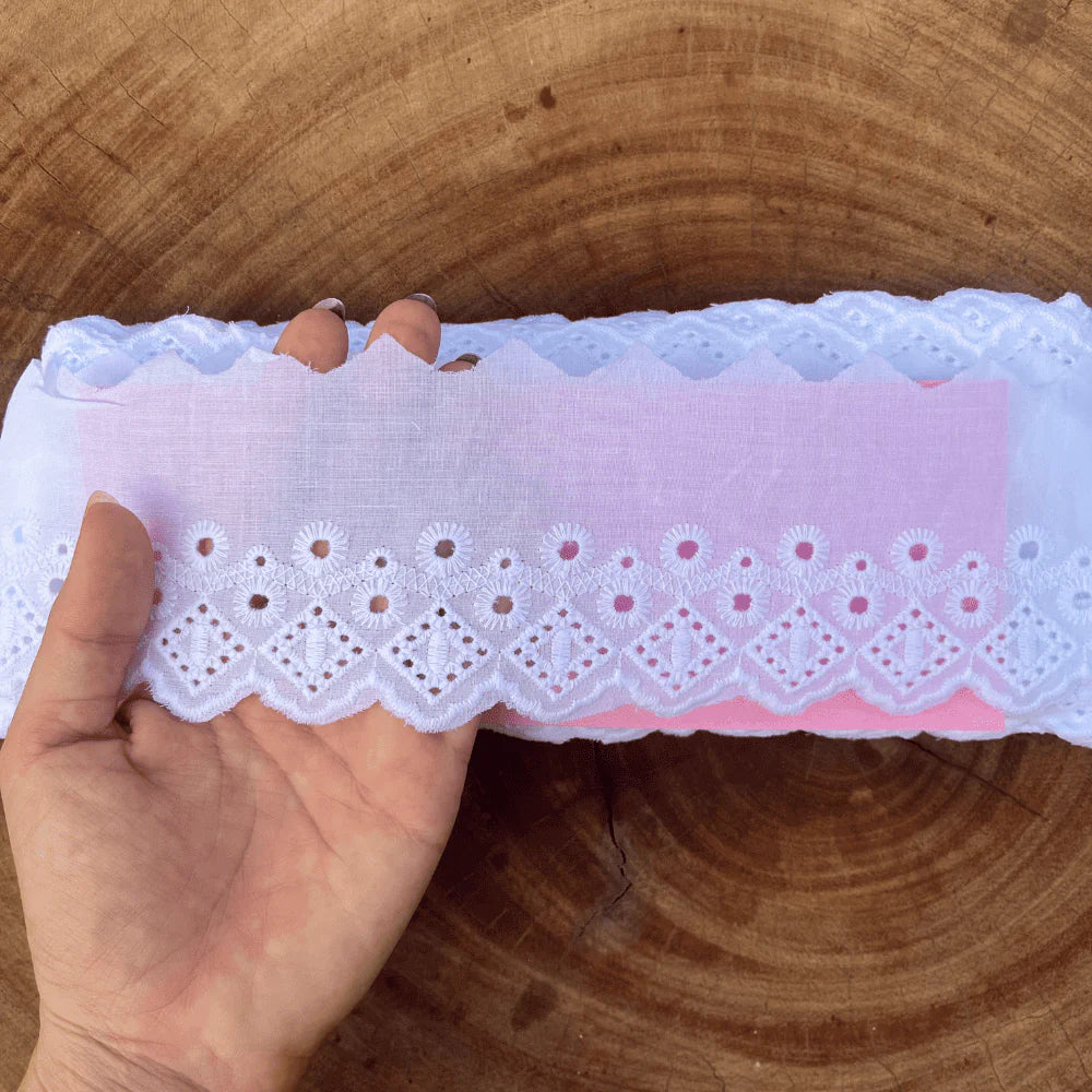 Bordado Inglês 100% algodão Branco - Largura: 7,5 centímetros - 13,7 Metros