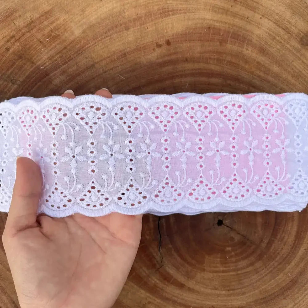 Entremeio de Bordado Inglês 100% algodão Branco - Largura: 9 centímetros - 13,7 Metros