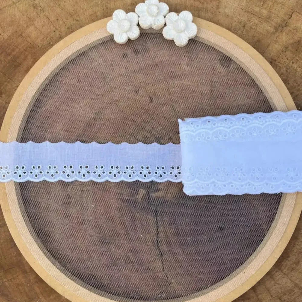 Bordado Inglês 100% algodão Branco - Largura: 2,5 centímetros - 10 metros