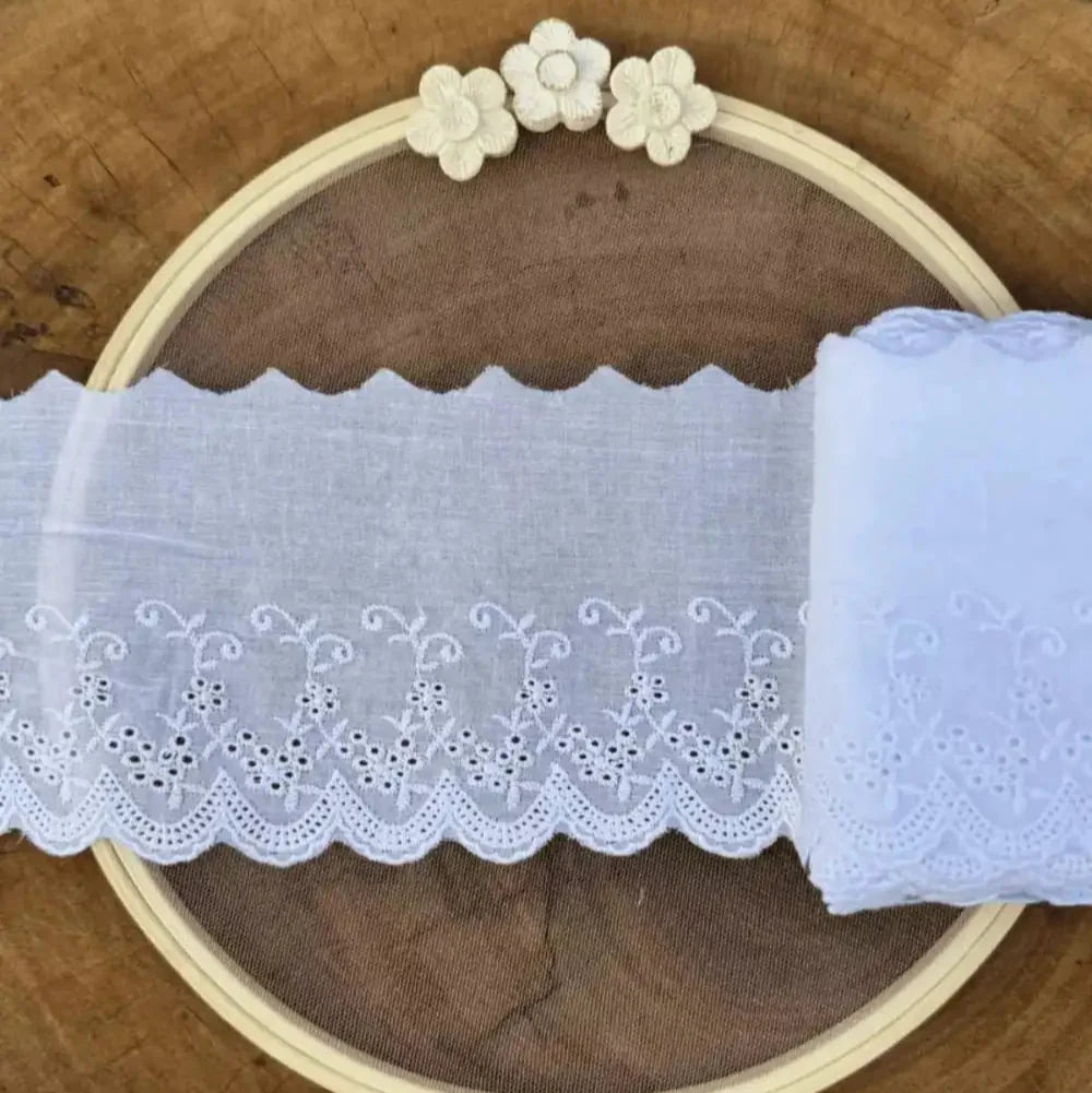 Bordado Inglês 100% algodão Branco - Largura: 12 centímetros - 13,7 Metros