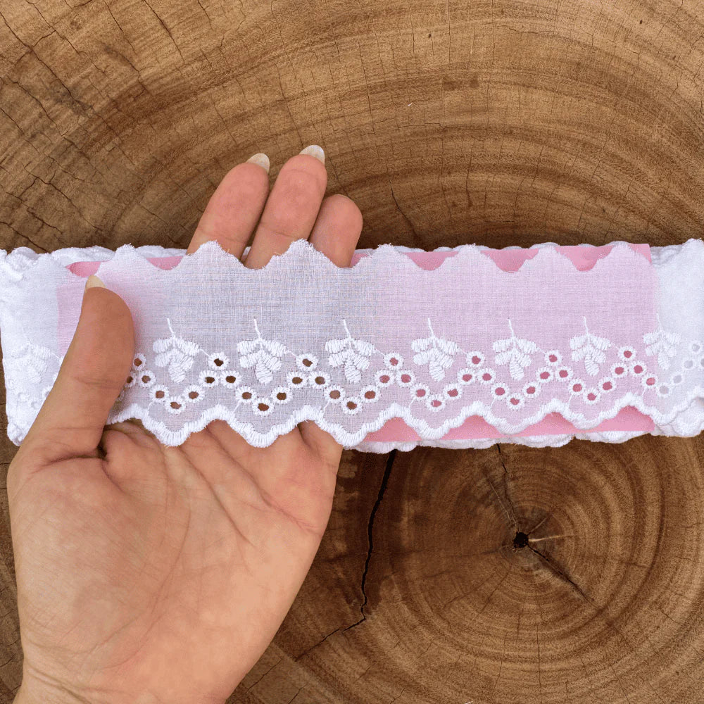 Bordado Inglês 100% algodão Branco - Largura: 5,2 centímetros - 13,7 Metros