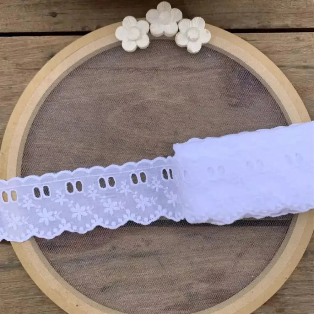 Passa fita de Bordado Inglês 100% algodão Branco - Largura: 5,5 centímetros - 13,7 Metros