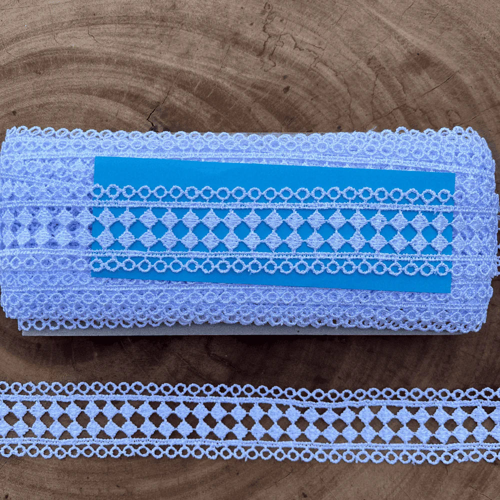 Entremeio de renda guipir 100% poliéster branca - Largura: 3,5 centímetros - 13,7 Metros