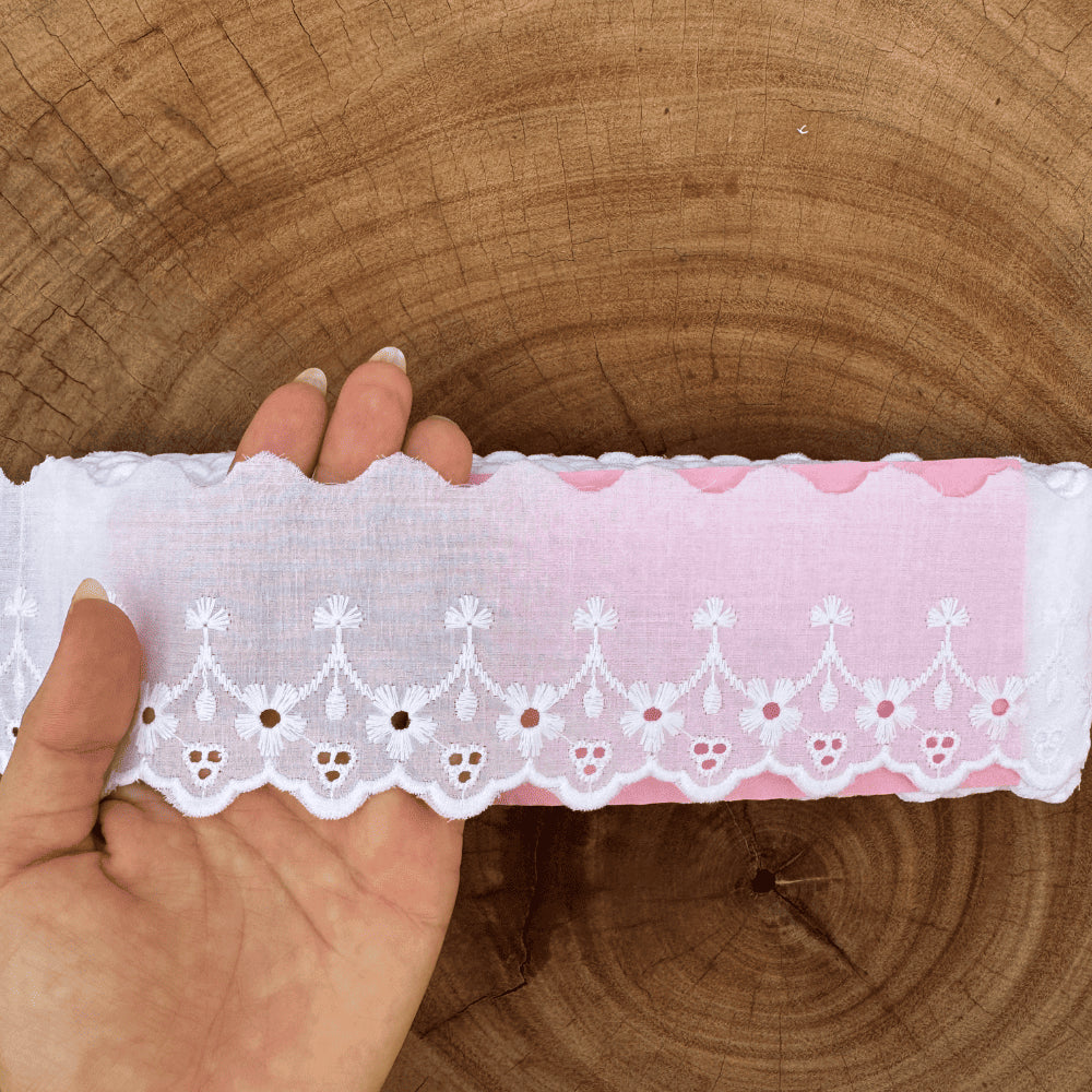 Bordado Inglês 100% algodão Branco - Largura: 6,5 centímetros - 13,7 Metros