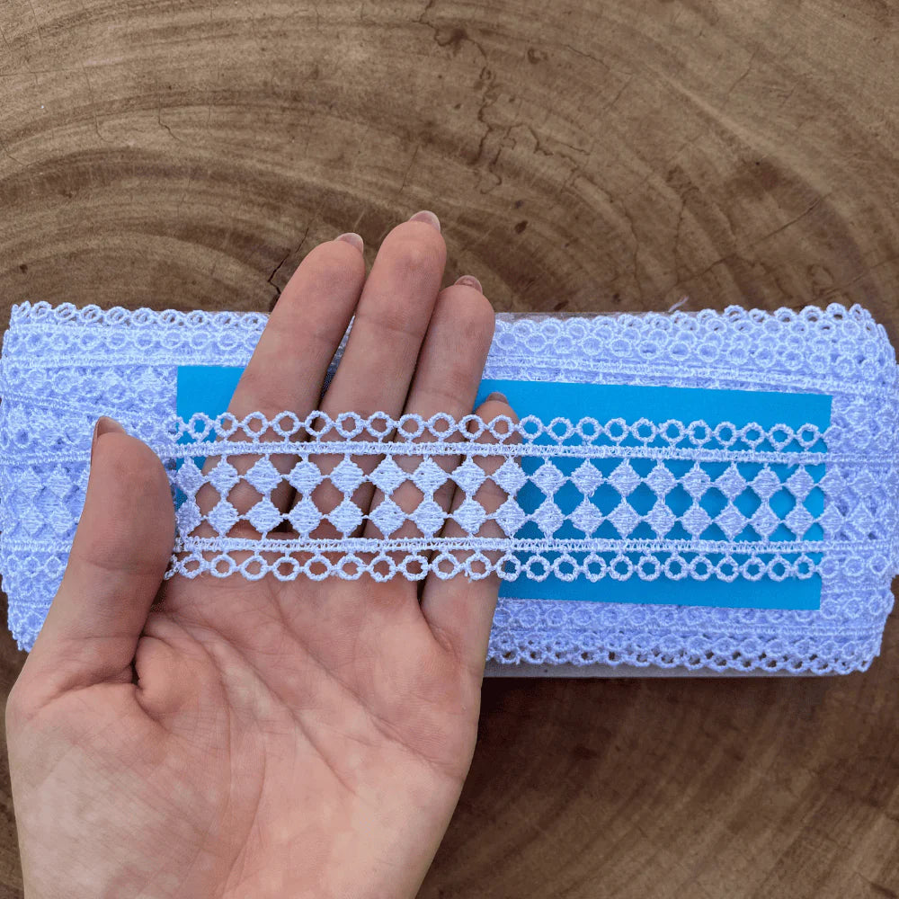 Entremeio de renda guipir 100% poliéster branca - Largura: 3,5 centímetros - 13,7 Metros