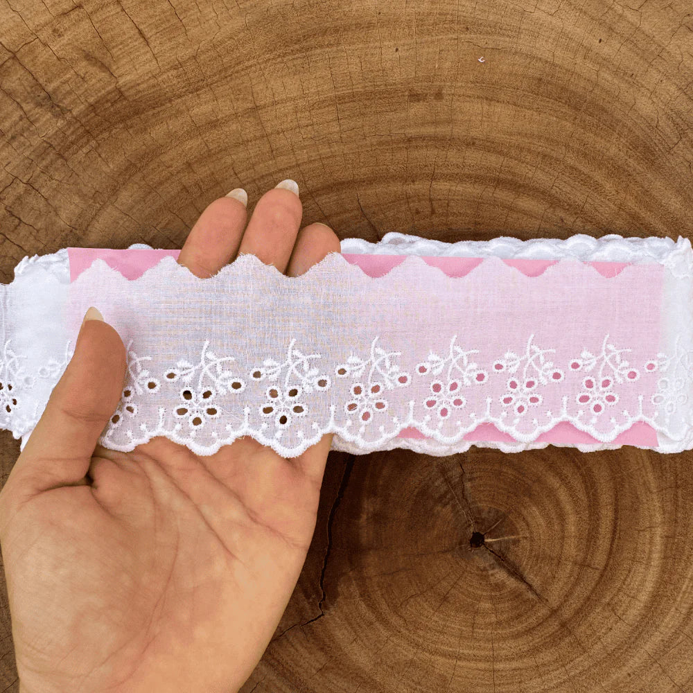 Bordado Inglês 100% algodão Branco - Largura: 5,5 centímetros - 13,7 Metros