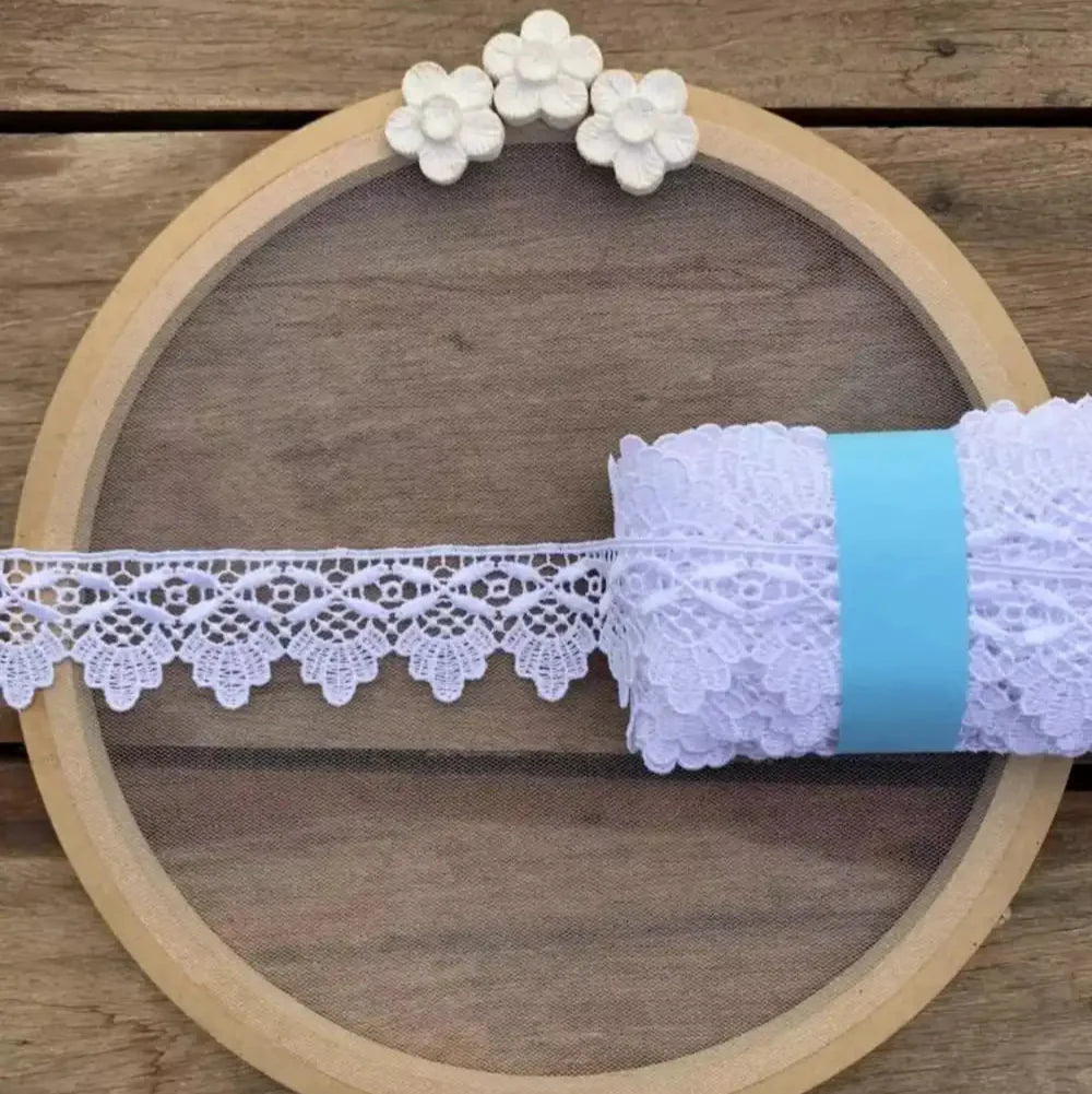 Renda guipir 100% poliéster branca - Largura: 4 centímetros - 13,7 Metros