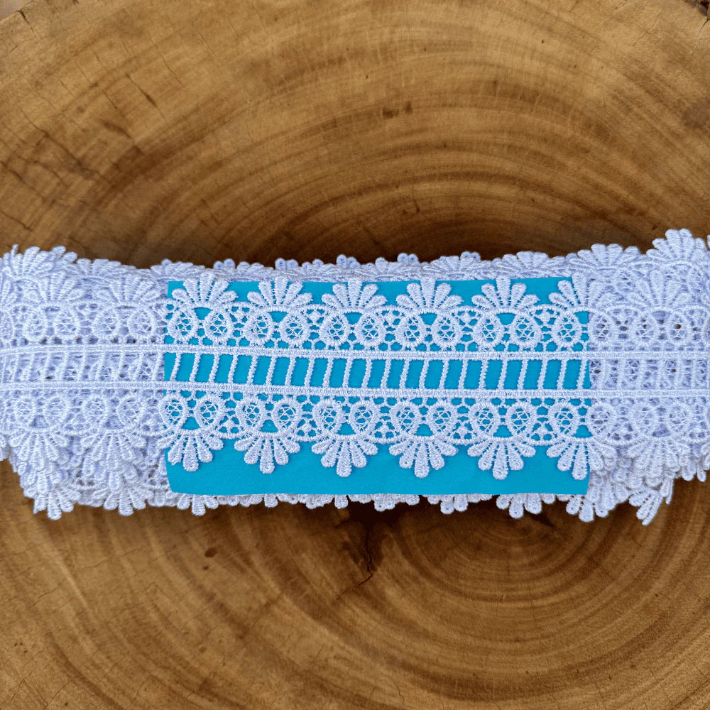 Entremeio de renda guipir 100% poliéster branca - Largura: 7,5 centímetros - 13,7 Metros