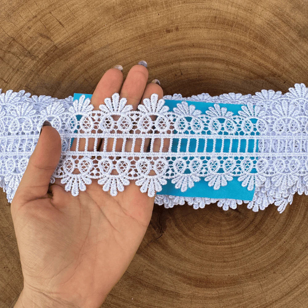 Entremeio de renda guipir 100% poliéster branca - Largura: 7,5 centímetros - 13,7 Metros