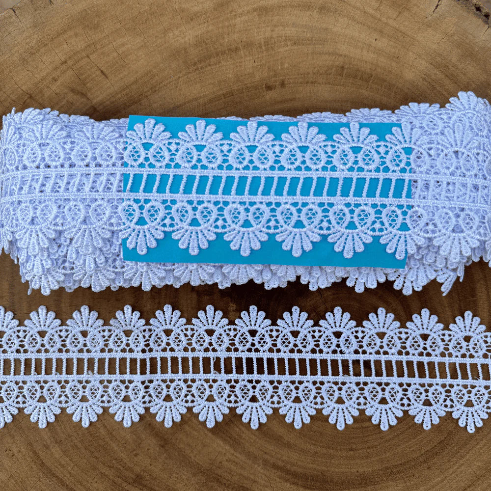 Entremeio de renda guipir 100% poliéster branca - Largura: 7,5 centímetros - 13,7 Metros