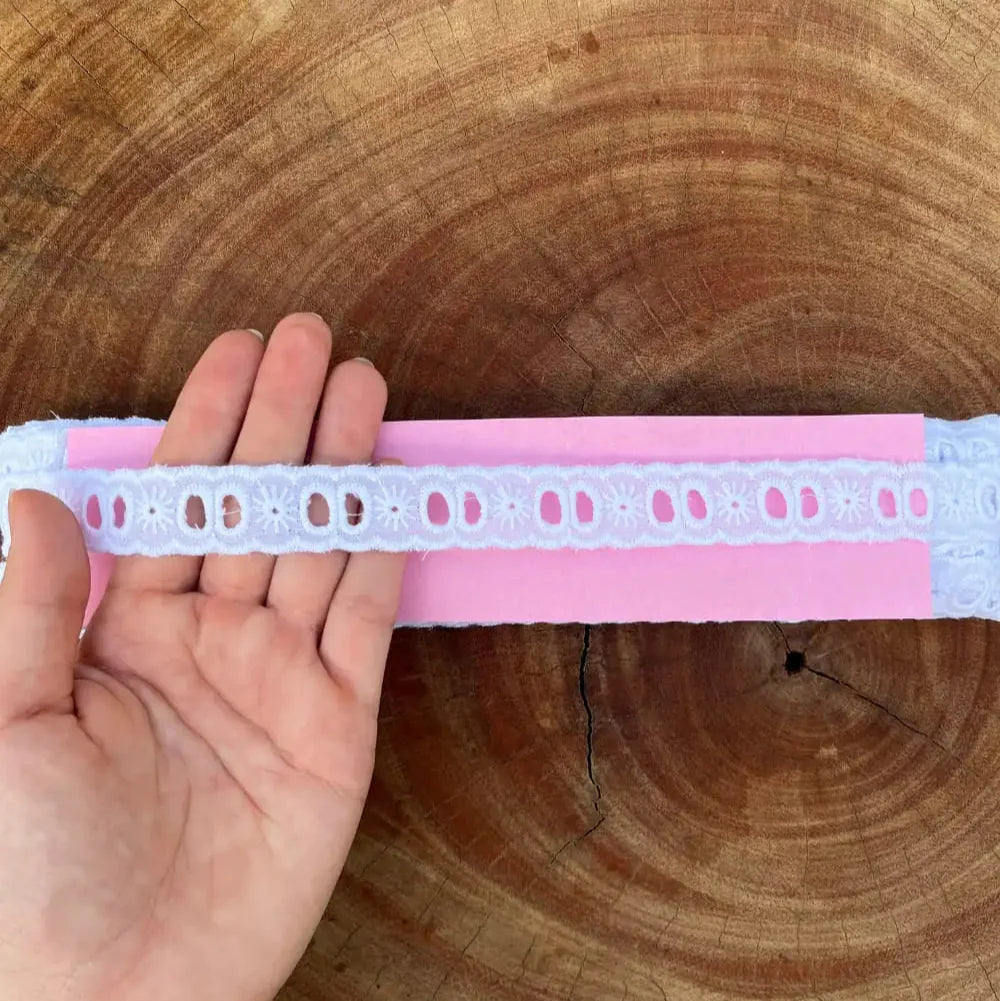 Passa Fita de Bordado Inglês 100% algodão Branco - Largura: 2 centímetros - 13,7 Metros