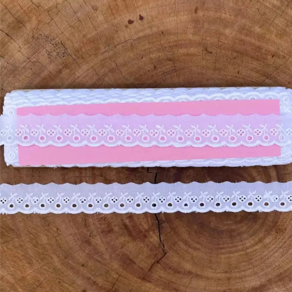 Bordado Inglês 100% algodão Branco - Largura: 2,5 centímetros - 13,7 Metros