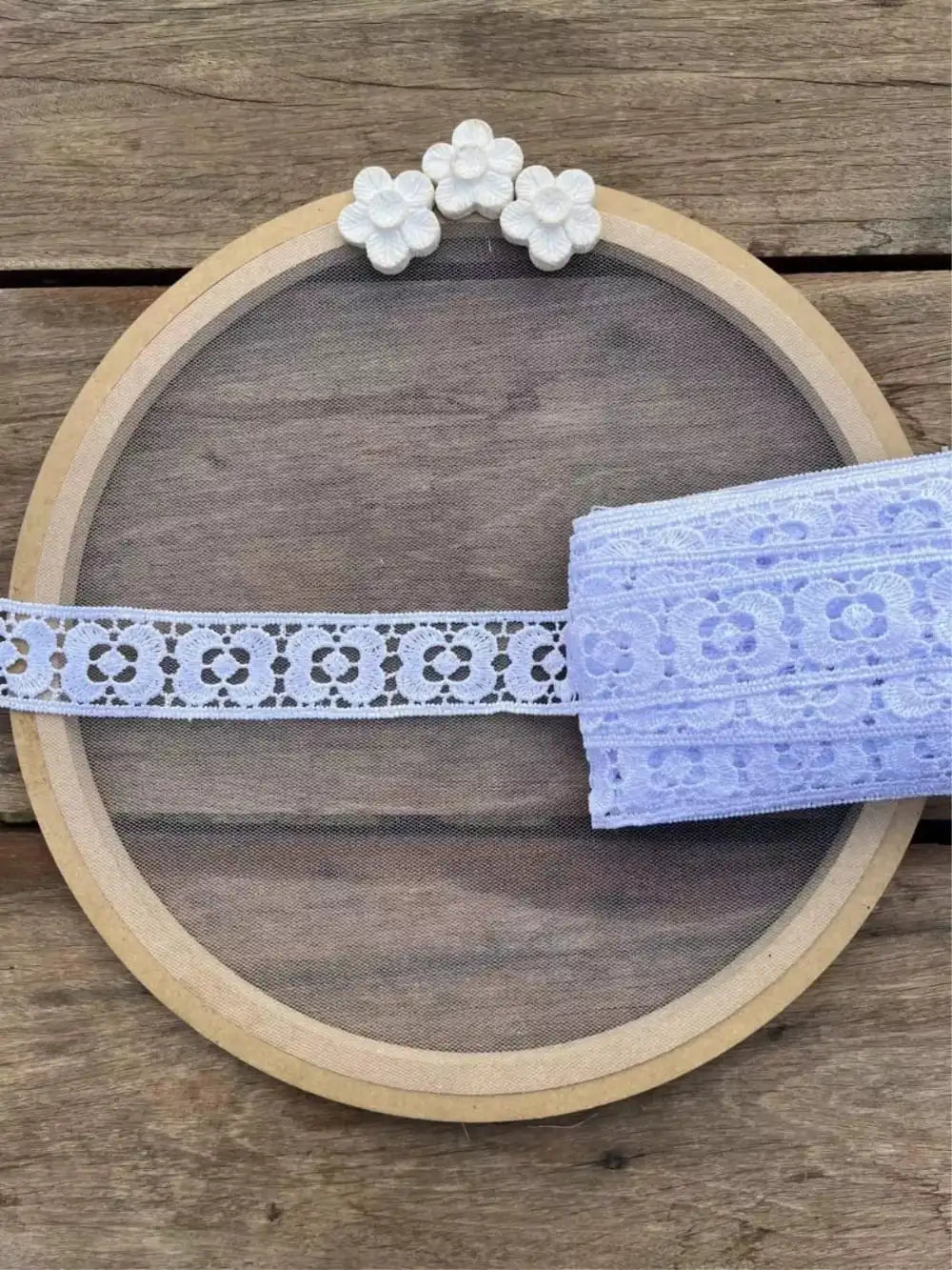 Entremeio de Renda guipir 100% poliéster branca - Largura: 3,1 centímetros - 13,7 Metros