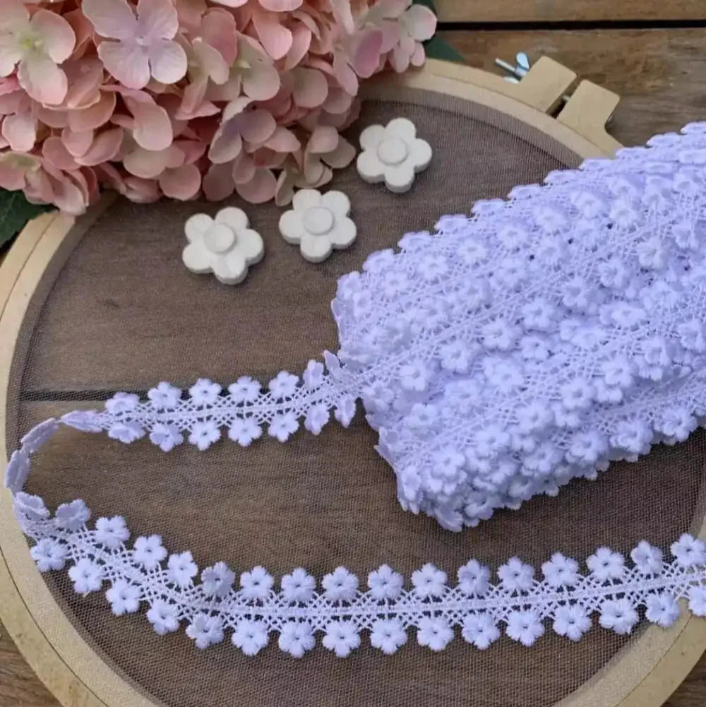 Entremeio de Renda guipir 100% poliéster branca - Largura: 2,5 centímetros - 13,7 Metros