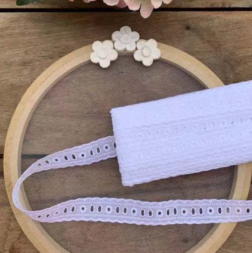 Passa fita de Bordado Inglês 100% algodão Branco - Largura: 2,3 centímetros - 13,7 Metros