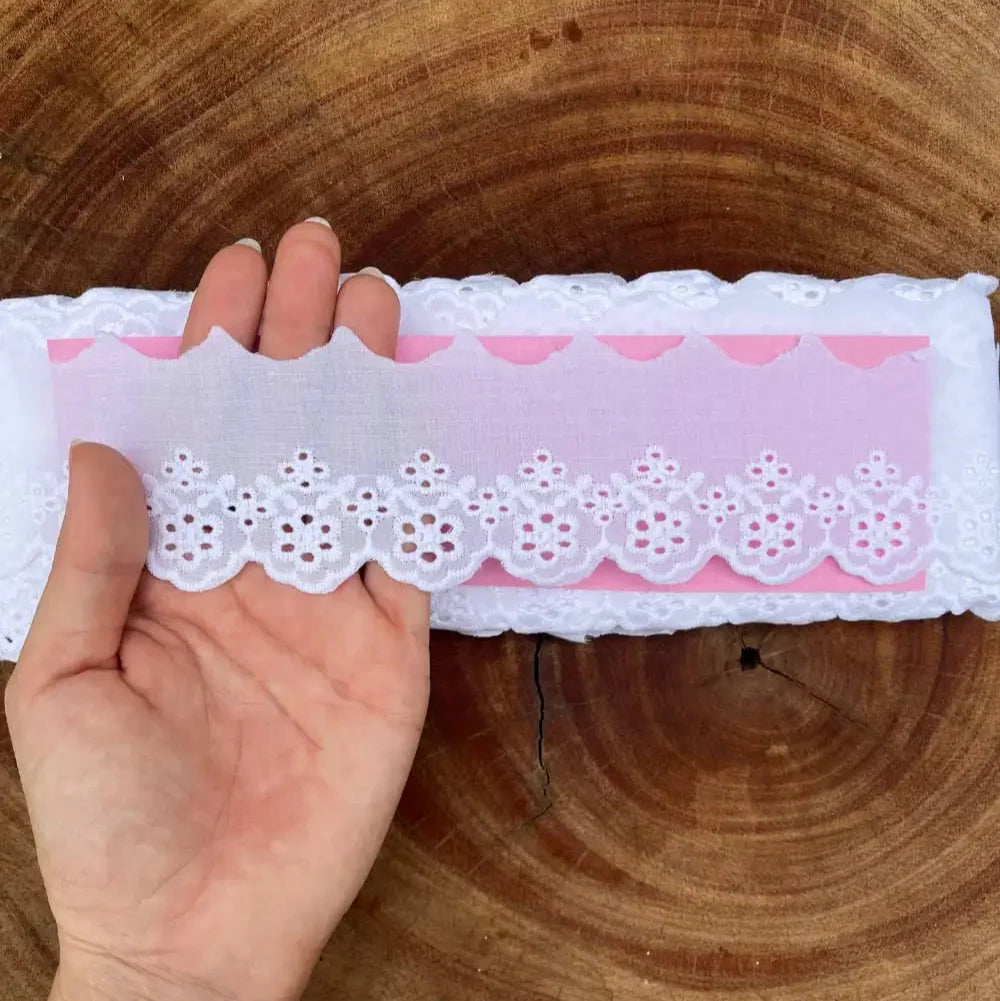 Bordado Inglês 100% algodão Branco - Largura: 5,4 centímetros - 13,7 Metros
