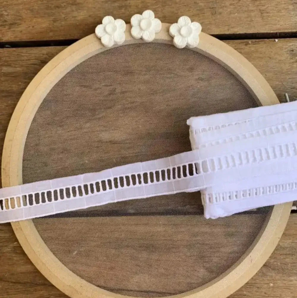 Ponto Palito de bordado inglês 100% algodão branco - Largura: 3 centímetros - 13,7 Metros