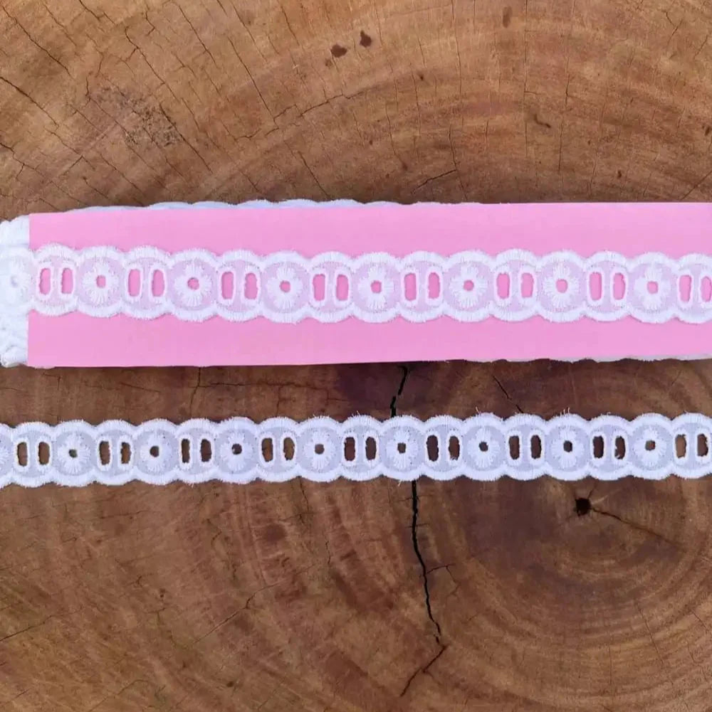 Passa fita de Bordado Inglês 100% algodão Branco - Largura: 2 centímetros - 13,7 Metros