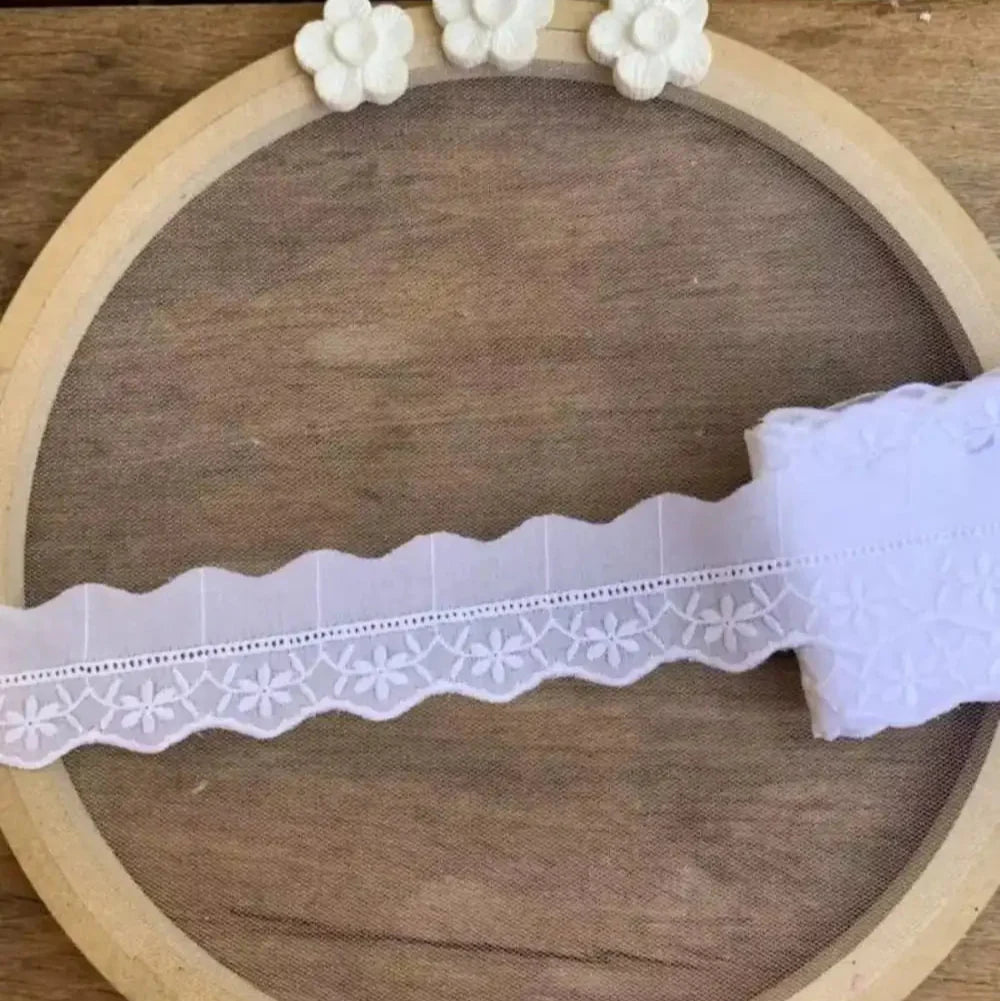 Bordado Inglês 100% algodão Branco - Largura: 3,5 centímetros - 10 metros