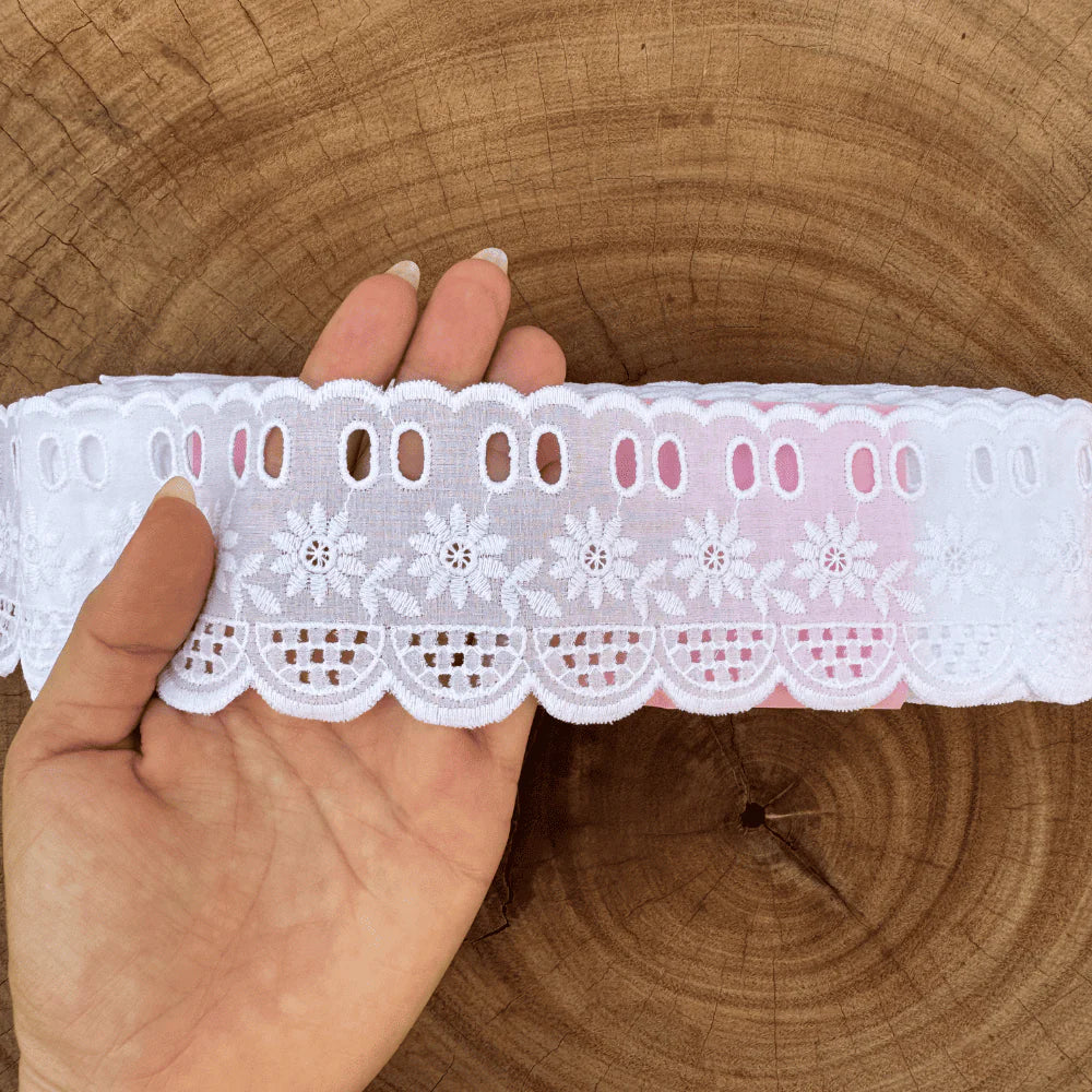 Bordado Inglês 100% algodão Branco - Largura: 6,5 centímetros - 13,7 Metros