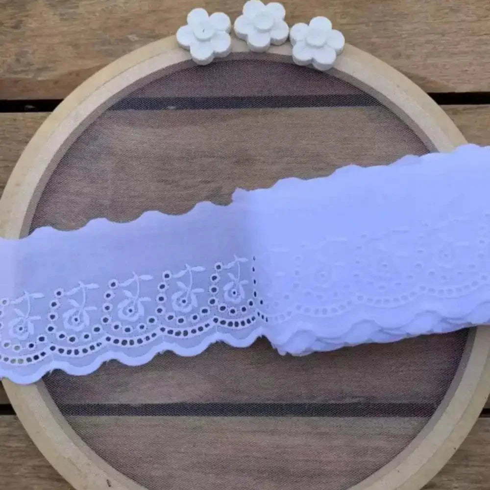 Bordado Inglês 100% algodão Branco - Largura: 7 centímetros - 13,7 Metros