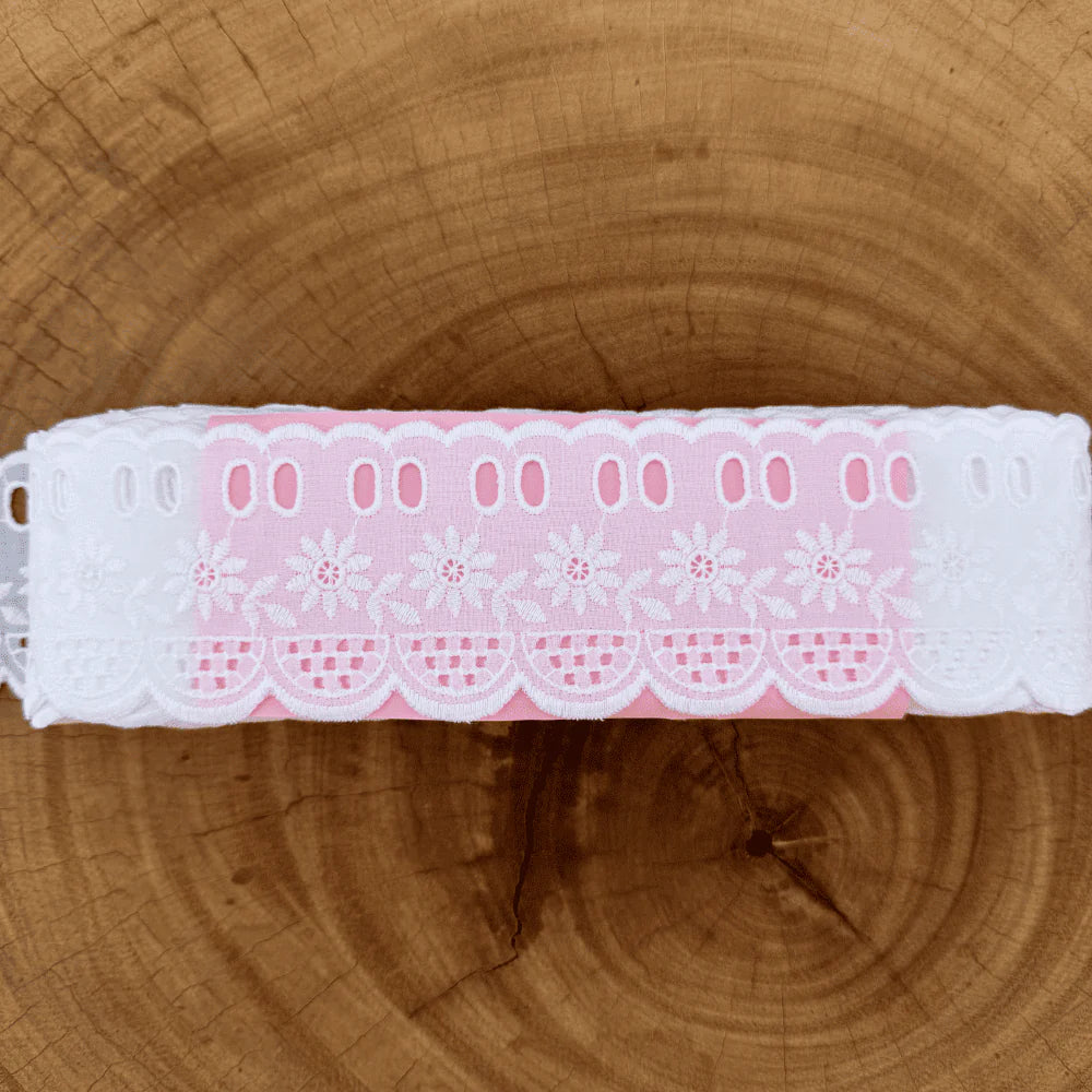 Bordado Inglês 100% algodão Branco - Largura: 6,5 centímetros - 13,7 Metros