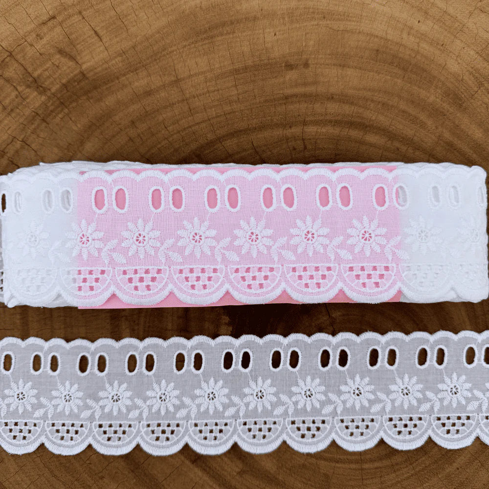 Bordado Inglês 100% algodão Branco - Largura: 6,5 centímetros - 13,7 Metros